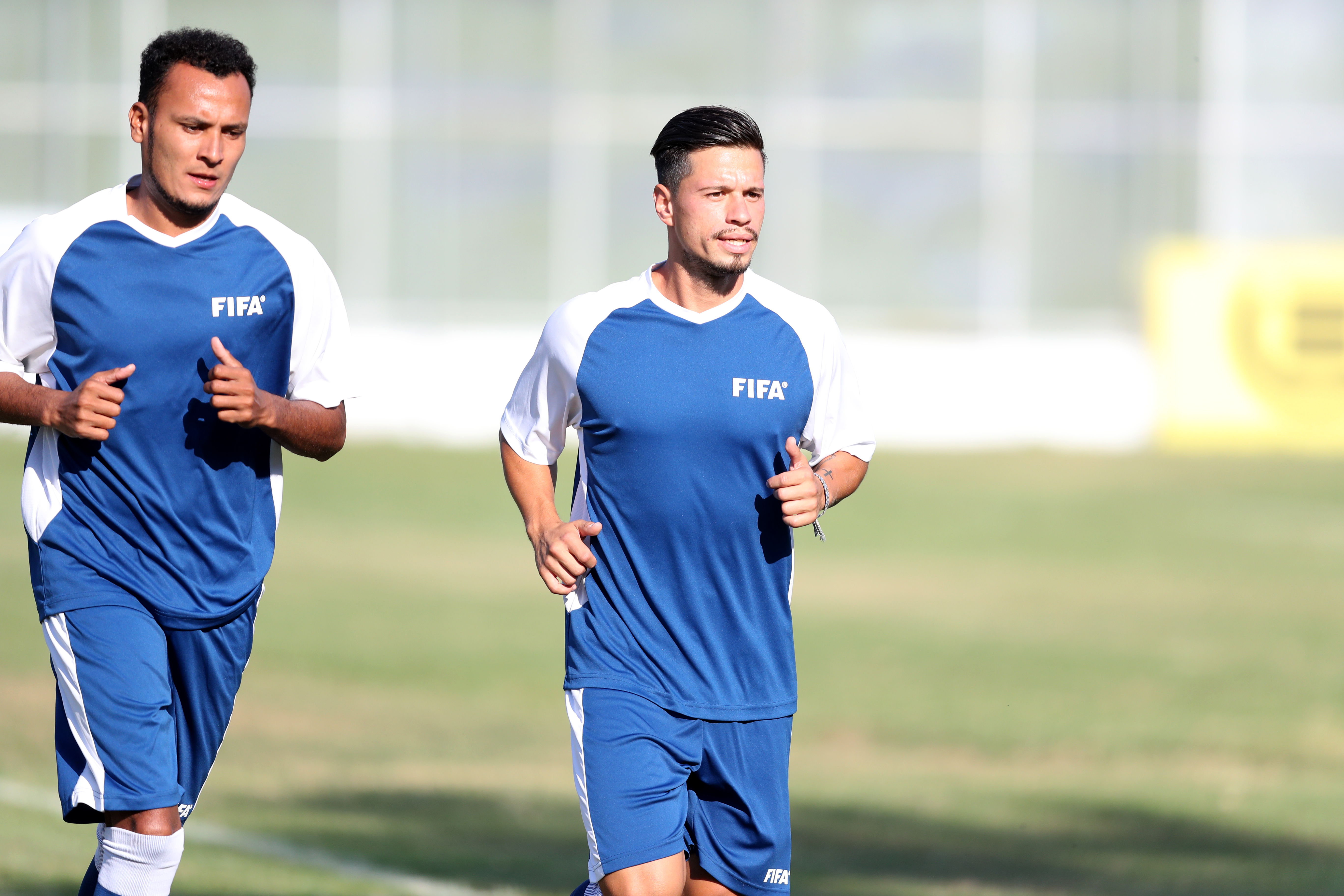 A pesar de estar lesionado Stefano Cincotta se mostró comprometido con el trabajo de la Bicolor. (Foto Prensa Libre: Francisco Sánchez)