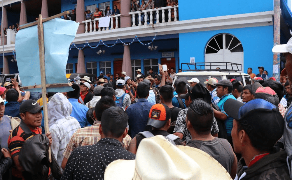 Recientemente pobladores de Cunén, Quiché, que se enfrentaron por un proyecto de agua entubada. (Foto: Prensa Libre: Héctor Cordero).