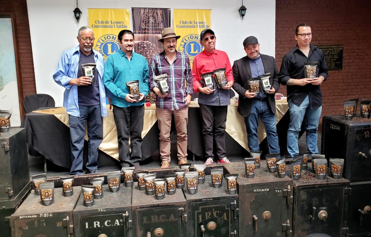 Integrantes del grupo musical Alux Nahual presentaron el Café Alux Nahual, lanzado al mercado local y extranjero. (Foto, Prensa Libre: Luis de León).