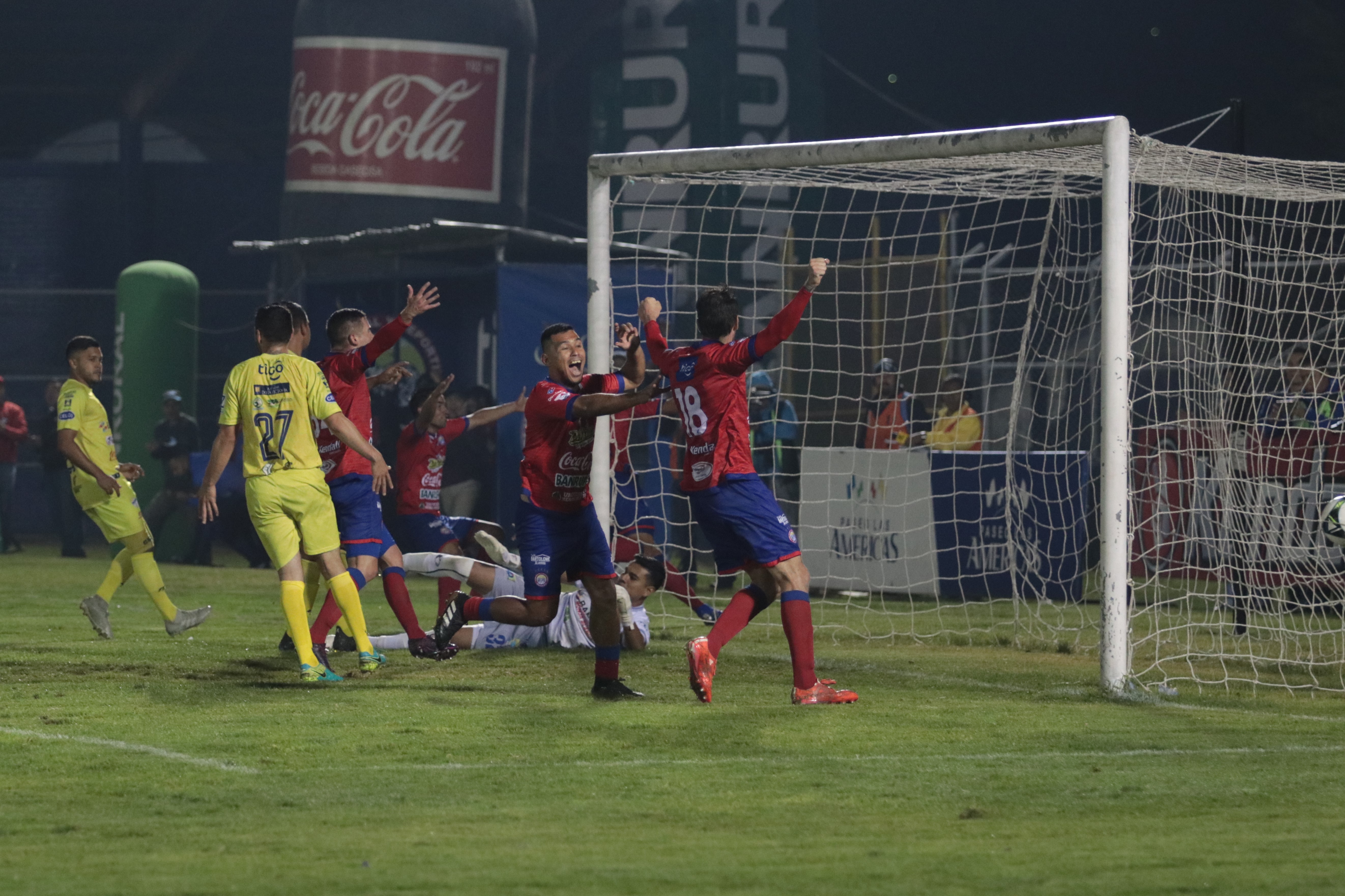 Así festejaron los jugadores de Xelajú, el primer gol. (Foto Prensa Libre: Raúl Juárez)