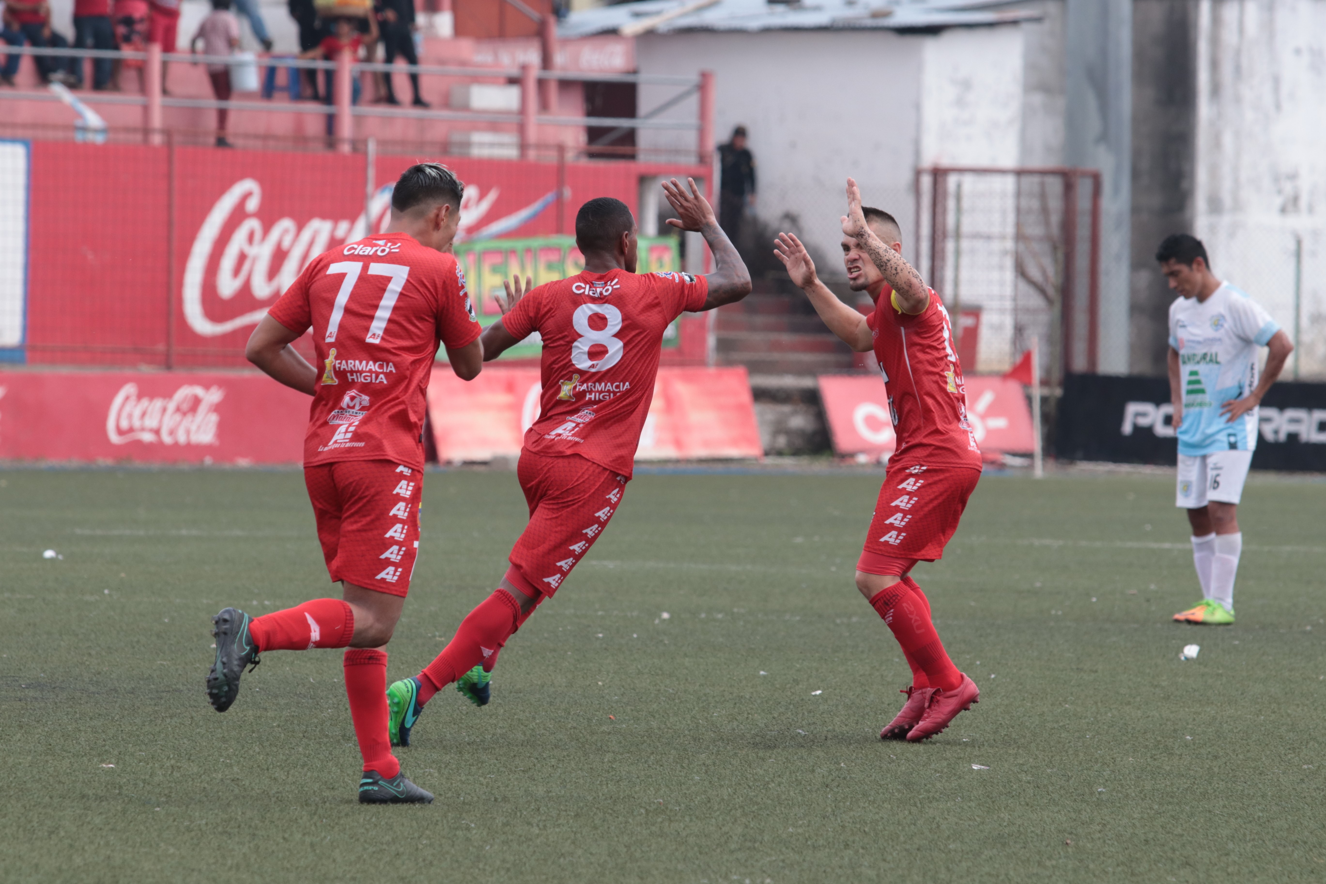 Kenny Cunningham celebra después de anotar el gol del empate para Malacateco. (Foto Prensa Libre: Raúl Juárez)