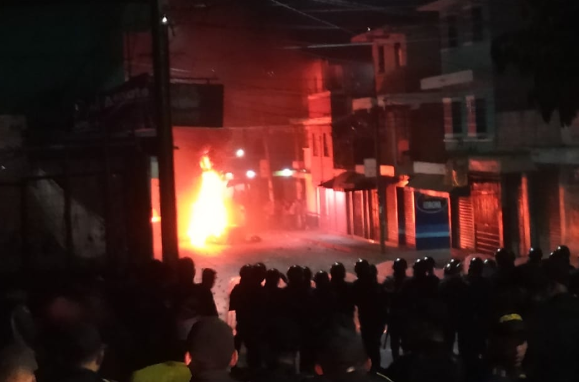 La situación es tensa en Santa Isabel, Villa Nueva, donde vecinos protestan por la falta de agua entubada. (Foto Prensa Libre: @SantosDalia).