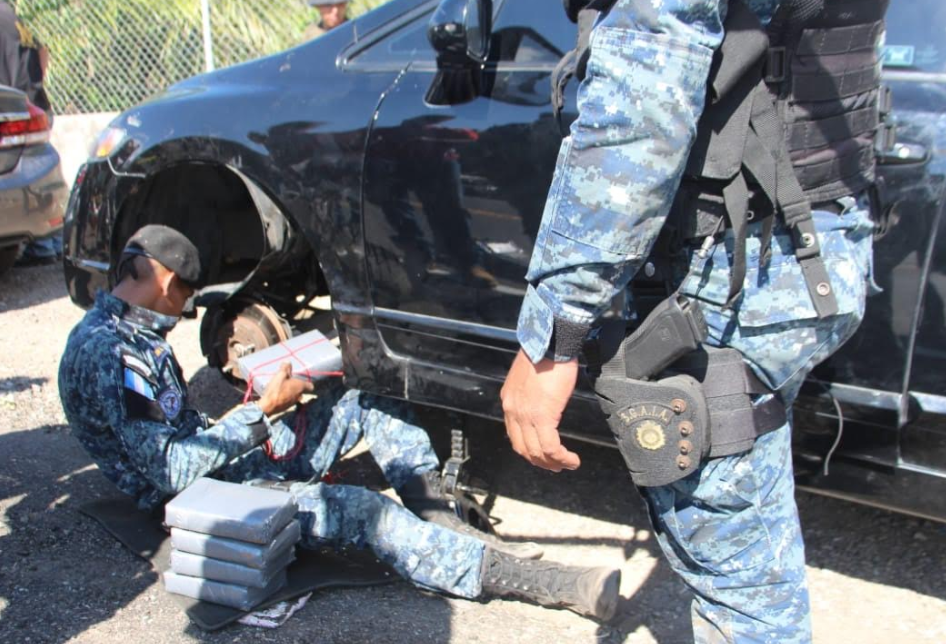 Algunos de los paquetes de droga decomisados en uno de los vehículos en la ruta a Asunción Mita. (Foto Prensa Libre: PNC). 