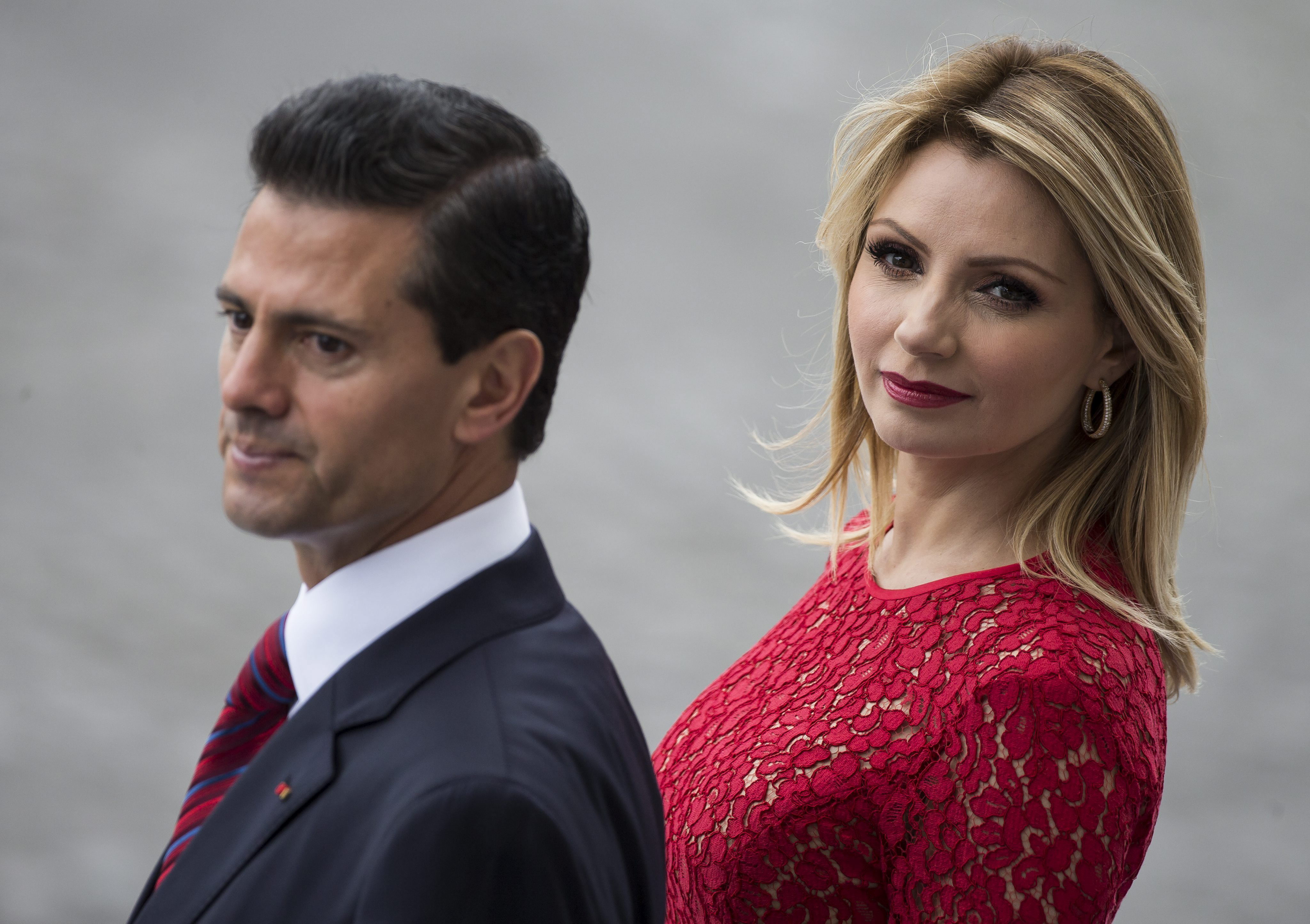 Medios internacionales aseguran que la actriz mexicana Angélica Rivera solicita 35 carros y 12 años de vuelos privados para divorciarse de Enrique Peña Nieto. (Foto Prensa Libre: EFE).