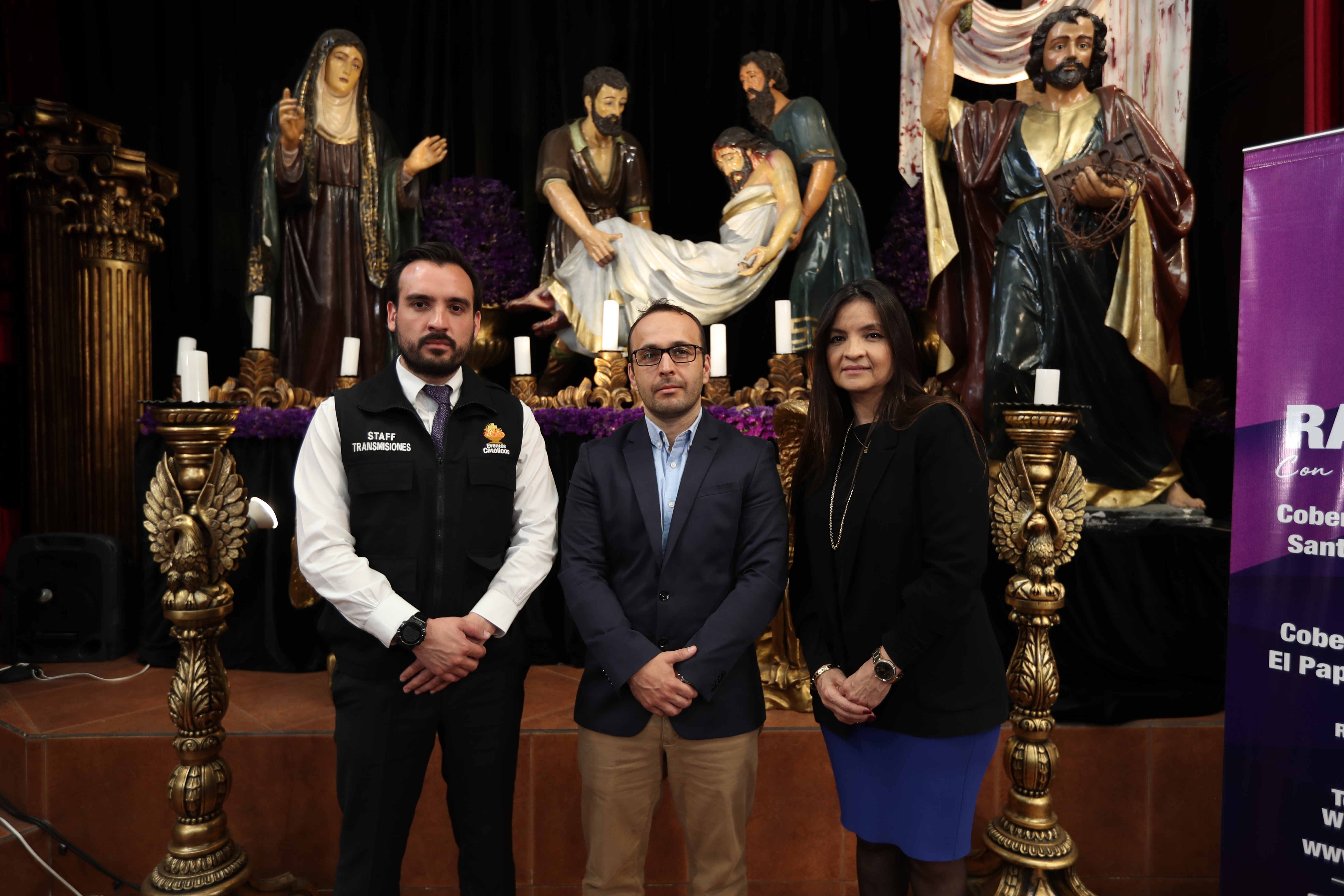 Joshua Coronado, subdirector de Eventos Católicos, Gunther Wellman, gerente de Mercadeo de Prensa Libre y Guatevisión, y Anabella de Coronado, directora de Eventos Católicos, durante la conferencia de prensa.  (Foto Prensa Libre: Esbin García).