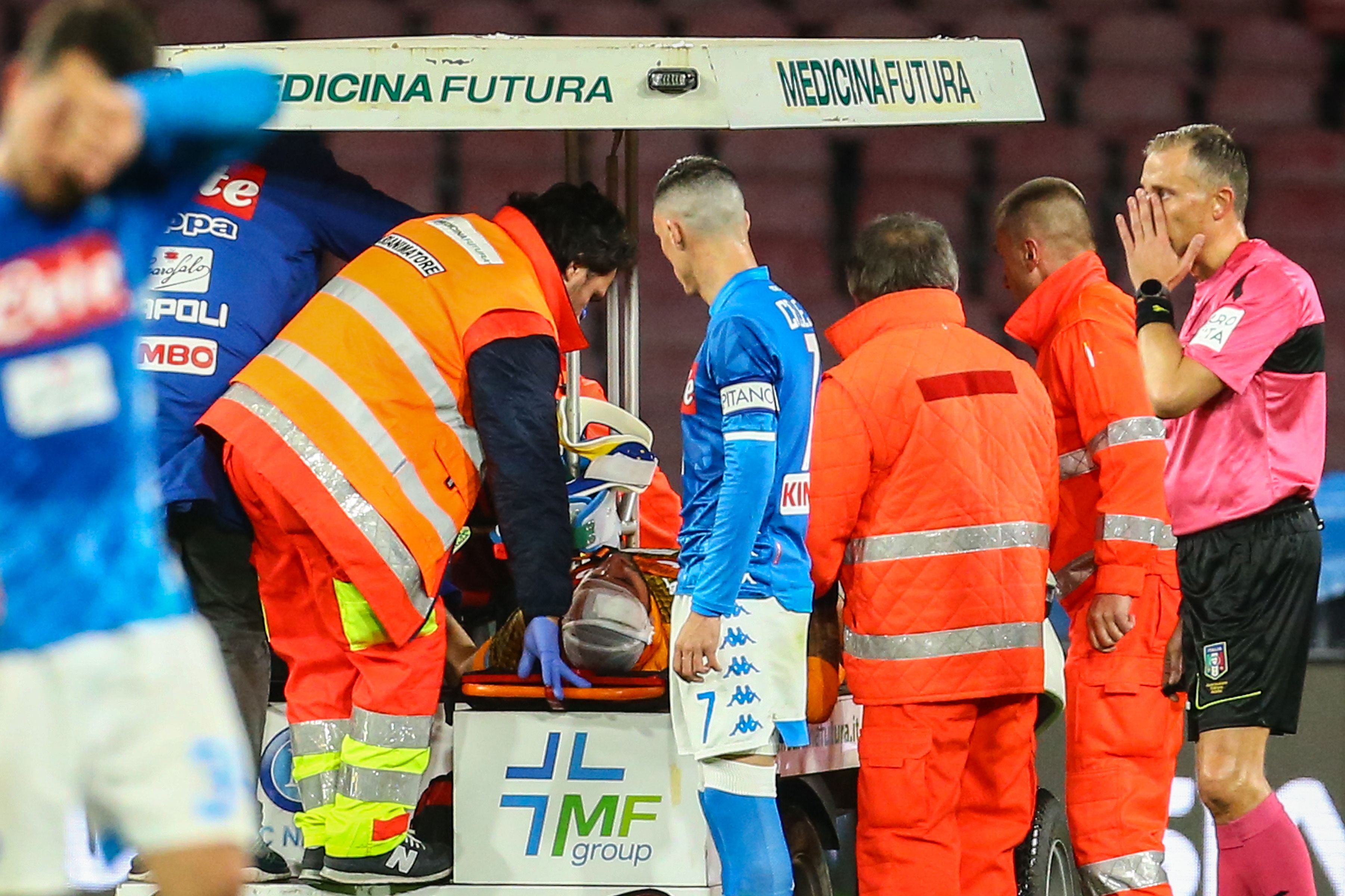 Ospina fue retirado del terreno de juego. (Foto Prensa Libre: AFP)