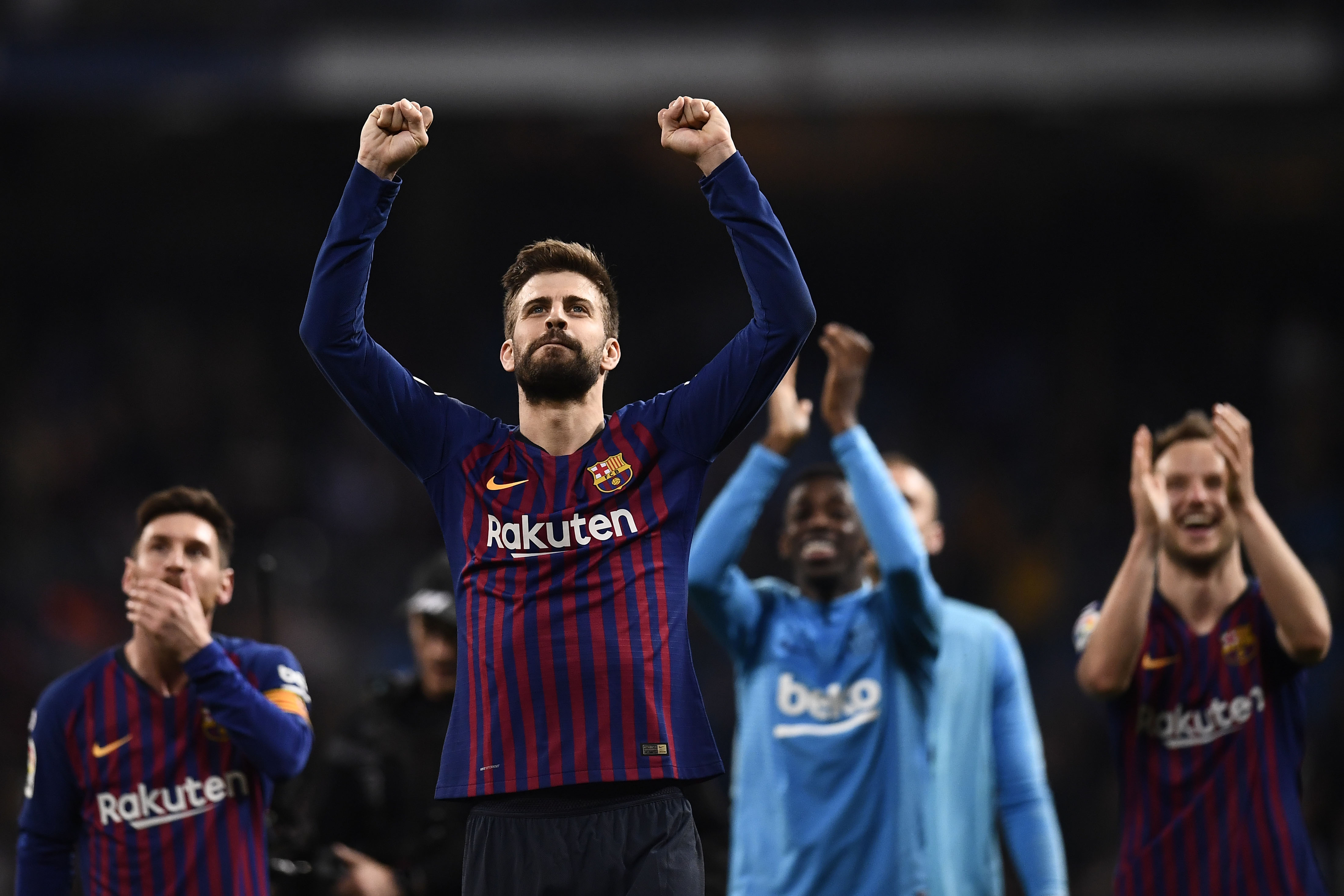 Gerard Piqué festejó al final del clásico en el Bernabéu. (Foto Prensa Libre: AFP)