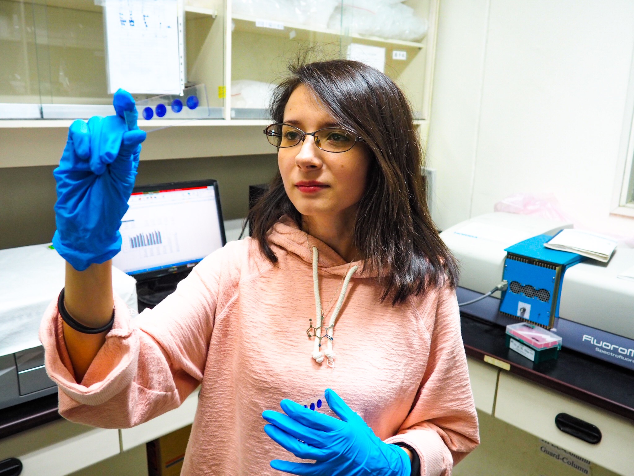 La ingeniera guatemalteca en Biomedicina Andrea Celeste del Valle, durante su labor investigativa en el laboratorio universitario, en Taiwán. (Foto Prensa Libre, cortesía de Andrea Del Valle)