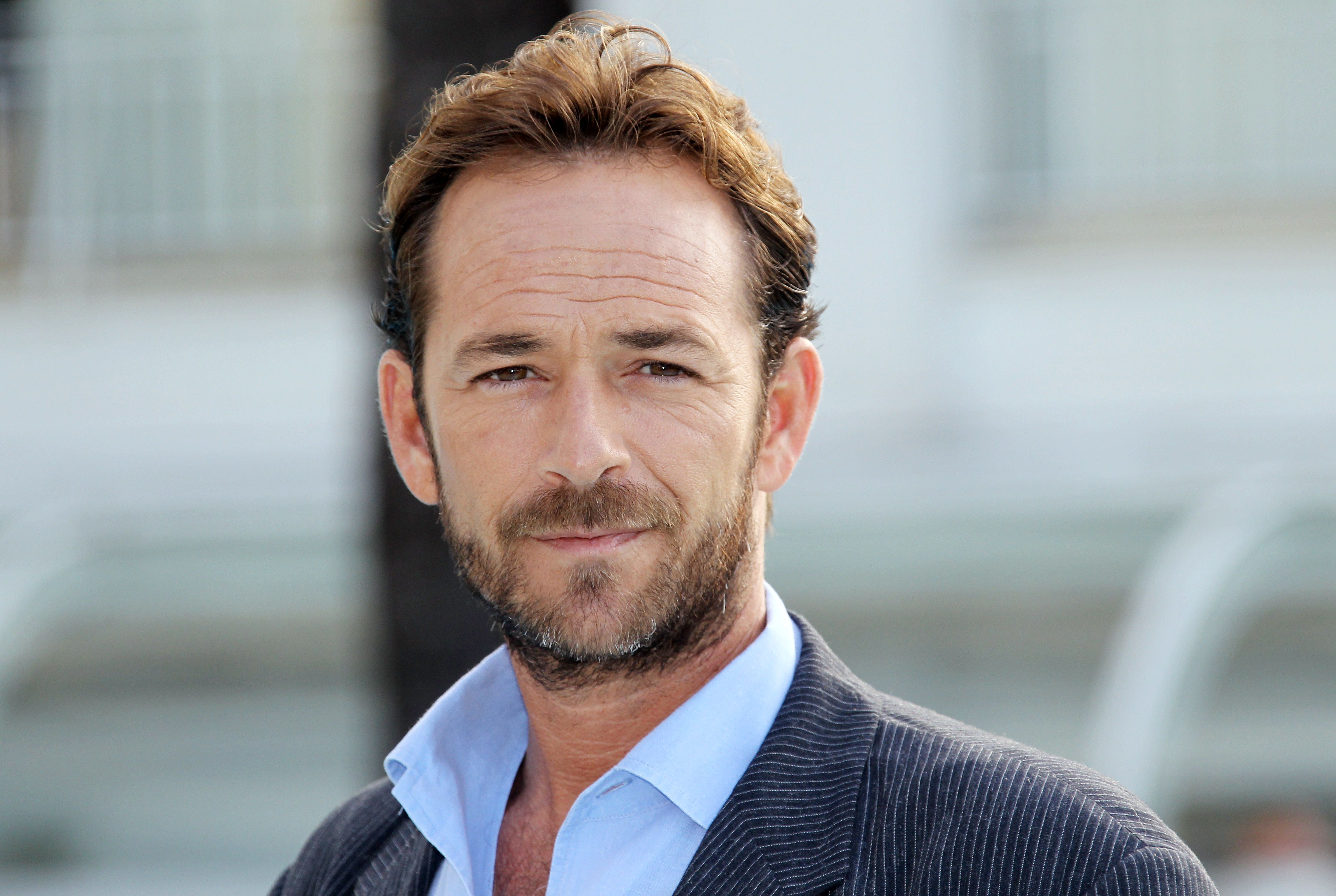 El actor Luke Perry, conocido por sus apariciones en las series “Beverly Hills 90210” y “Riverdale”, falleció este lunes a causa de un derrame cerebral. (Foto Prensa Libre: EFE)