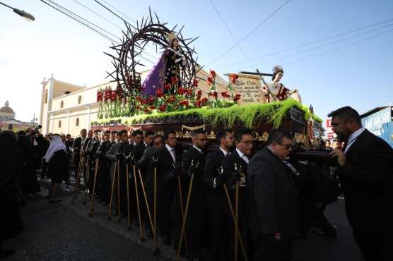 La Asociación de Jesús Nazareno de los Milagros también llevó en hombros a la Virgen de Dolores. Foto Prensa Libre: Jorge Ordóñez