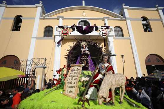 La dolorosa acompaña la procesión de Domingo de Ramos del Jesús de los Milagros. Foto Prensa Libre: Jorge Ordóñez