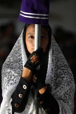 Las devotas de la Virgen portaban trajes negros, mantillas blancas y guantes de la Asociación de Jesús Nazareno de los Milagros. Foto Prensa Libre: Jorge Ordóñez 