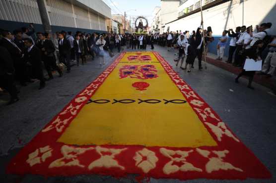 Los vendedores del mercado Colón hicieron una alfombra para el paso de la procesión. Foto Prensa Libre: Jorge Ordóñez 