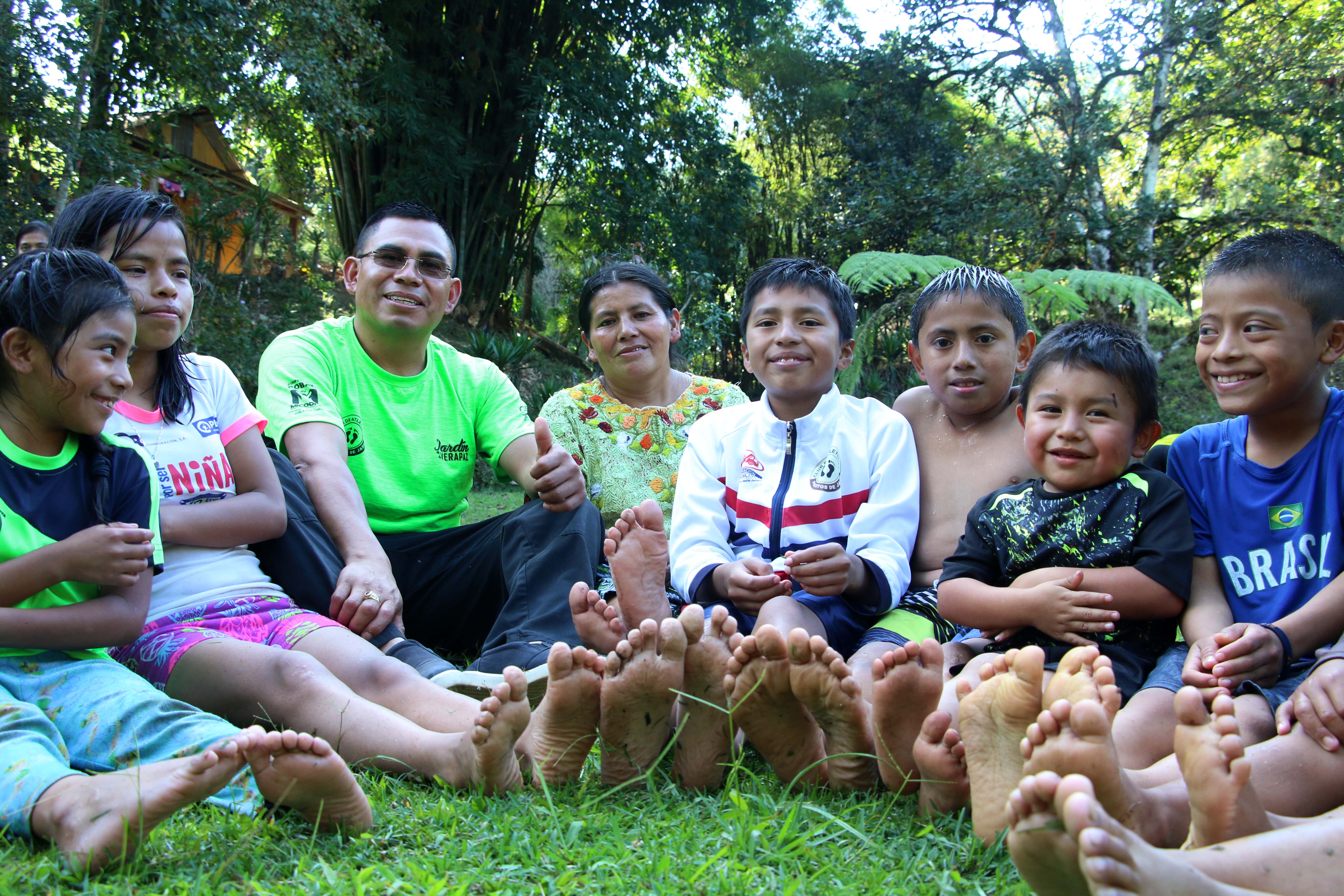 La entrenadora Herlinda Xol compartió con el grupo de atletas de Piecitos de Jade, llevó a niños y jóvenes a un balneario. (Foto Prensa Libre: Eduardo Sam Chun)