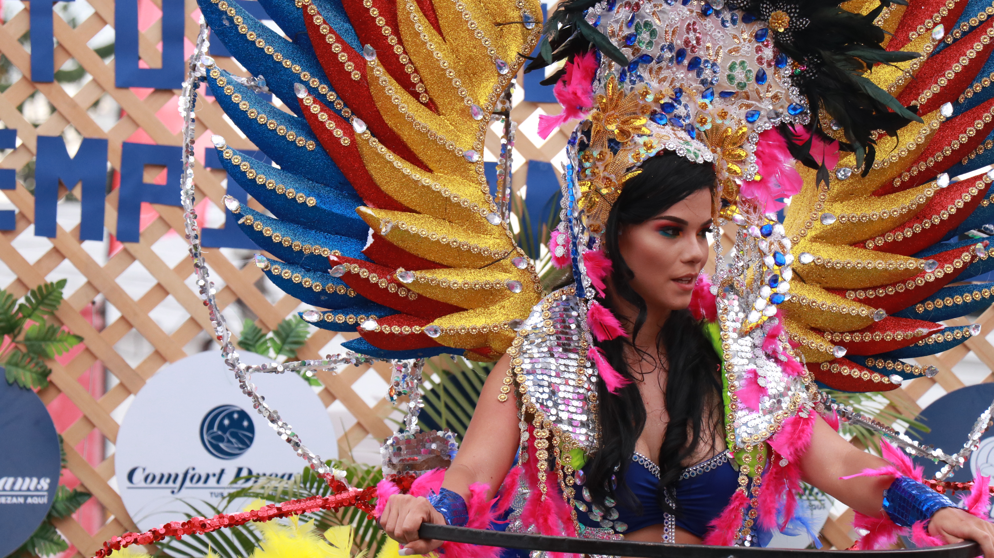 Laura Bariatti lució este colorido atuendo durante el Carnaval de Mazatenango 2019. (Foto Prensa Libre: Cristian Soto)