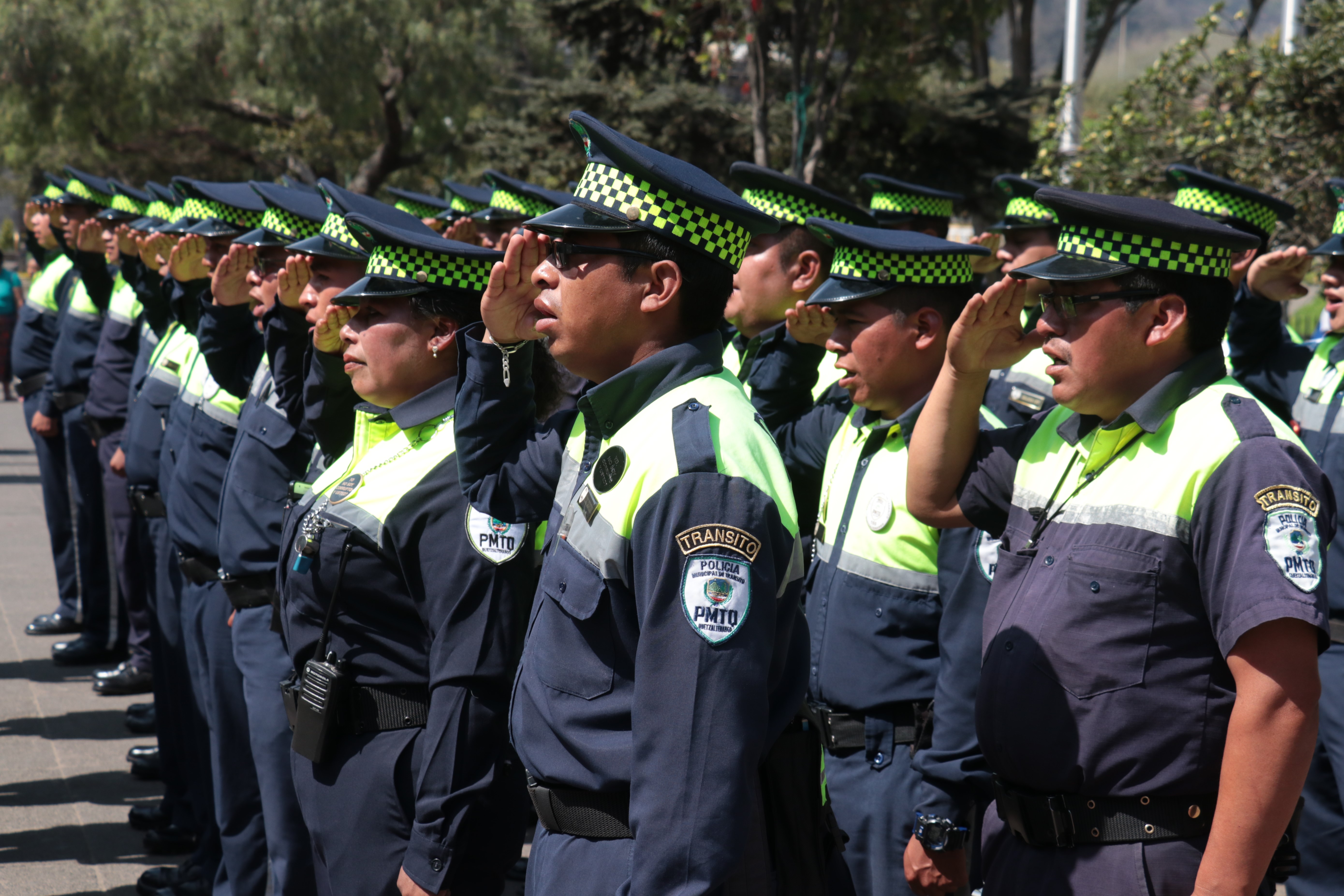 Hasta el momento son 96 agentes que controlan el tránsito en Xela. (Foto Prensa Libre: Raúl Juárez)