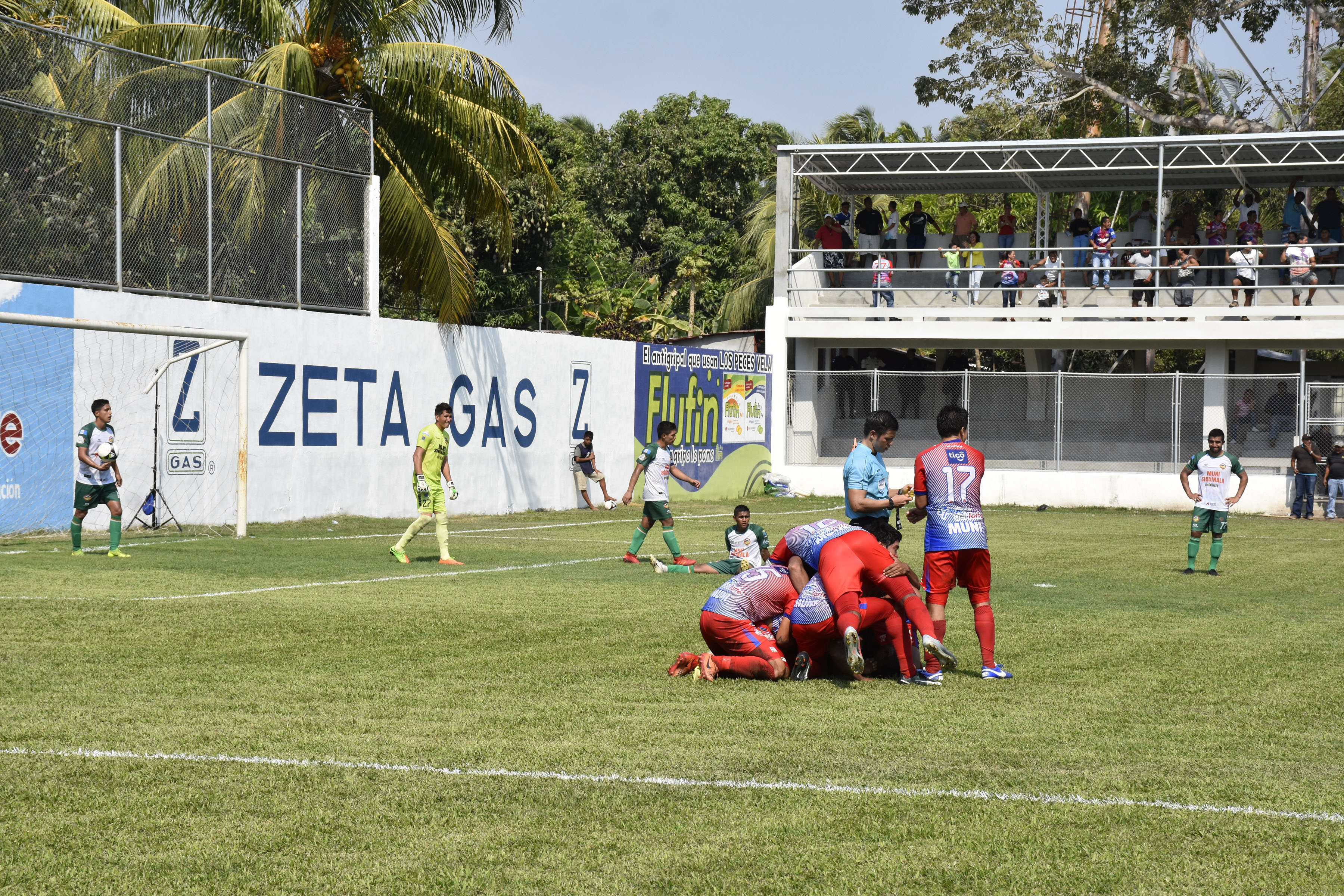 Los peces vela festejan la milagrosa anotación que consiguió Jenner Rodríguez en el juego contra Siquinalá (Foto Prensa Libre: Carlos Paredes)