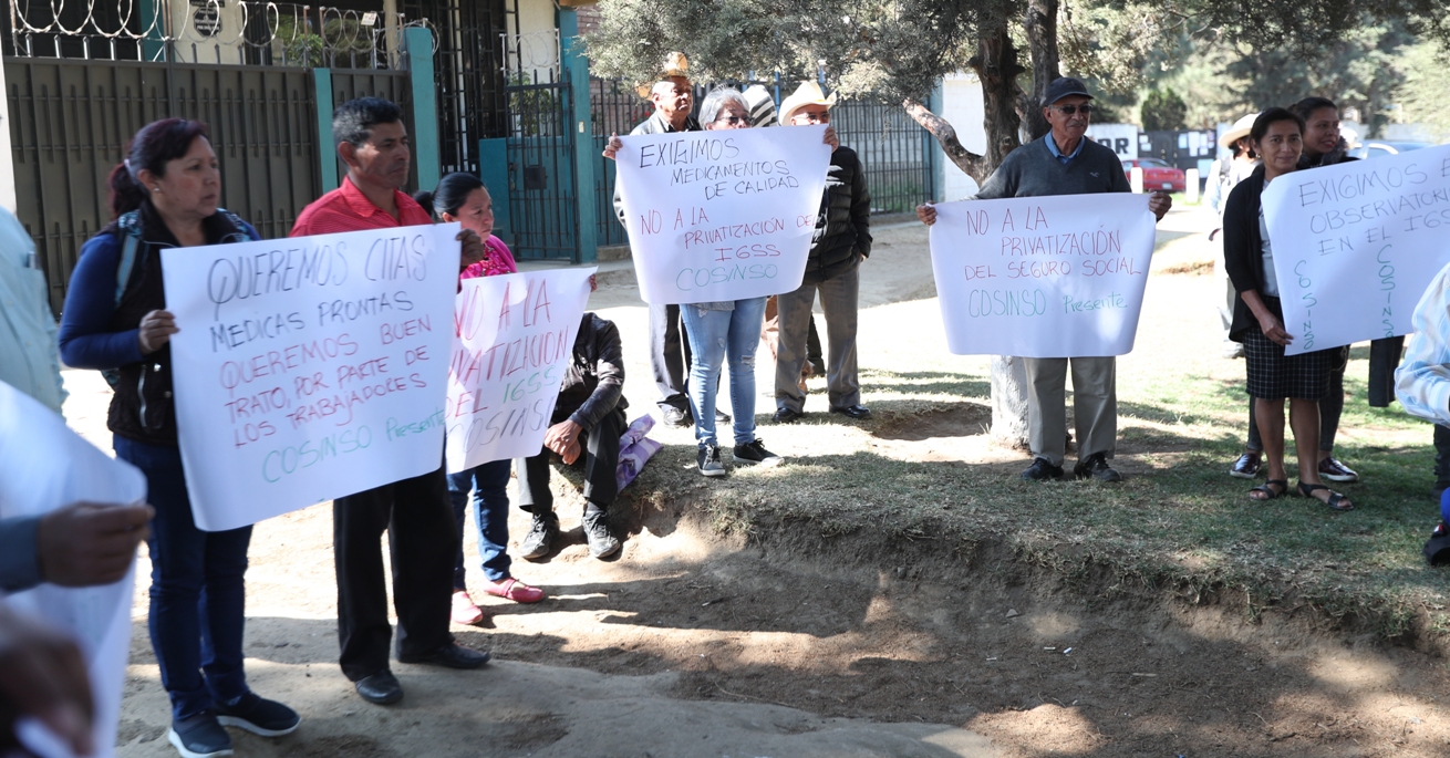 Los inconformes se reunieron en el parque de la Colonia Molina, zona 5, para luego trasladarse frente al Hospital General del IGSS. (Foto Prensa Libre: María Longo) 