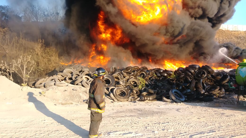 El incendio en la zona 3 es combatido por socorristas. (Foto Prensa Libre: Bomberos Voluntarios)