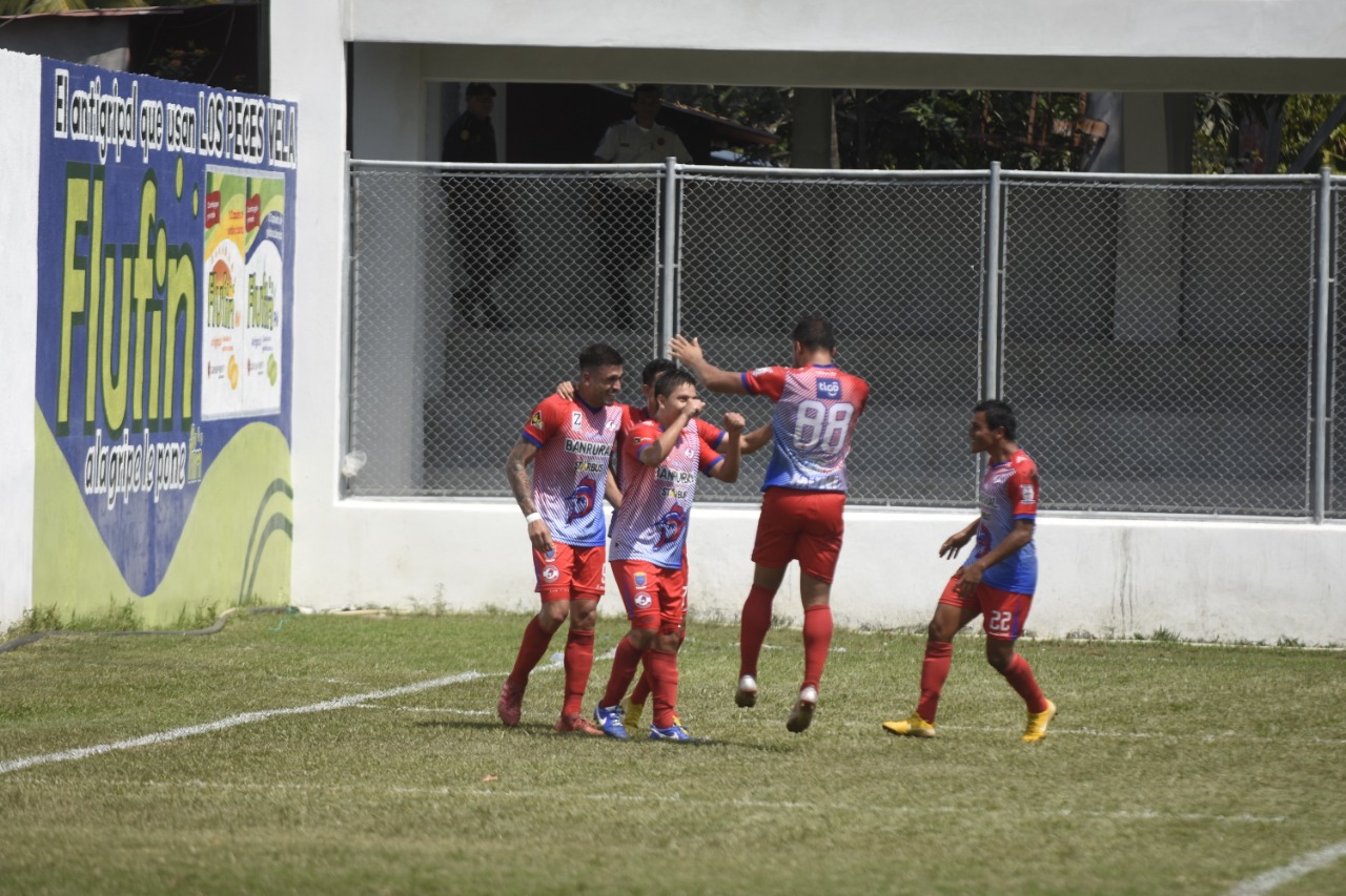 Los jugadores de Iztapa celebran el triunfo sobre Sanarate, en la fecha 10 del Clausura. (Foto Prensa Libre: Carlos Paredes)