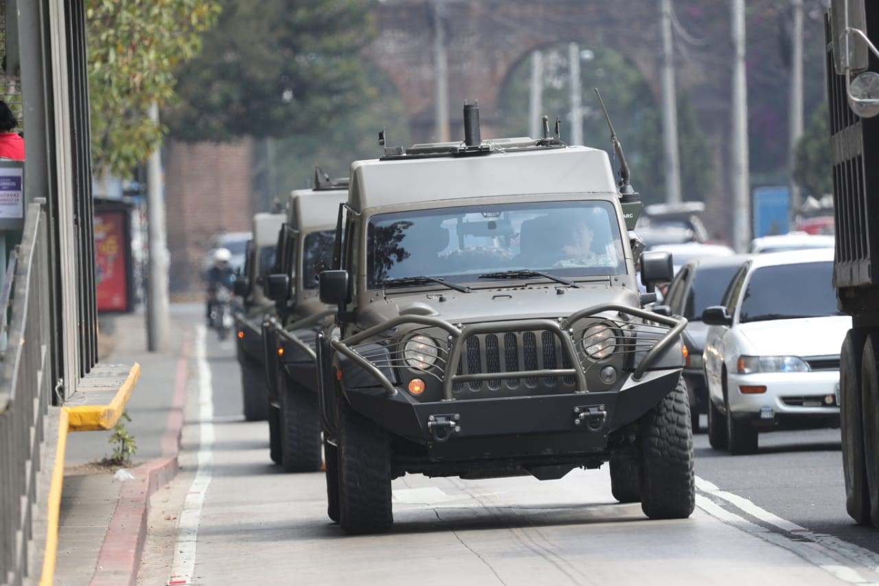 El movimiento se llevó a cabo un día después de que la Embajada de EE. UU. en Guatemala confirmó a Prensa Libre la suspensión de ayuda militar. (Foto Prensa Libre: Erick Ávila)