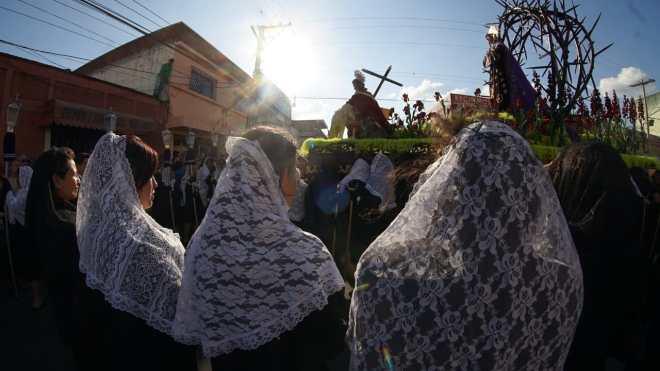 El cortejo inició a las cuatro de la tarde e ingresará al templo a las nueve de la noche. Foto Prensa Libre: Jurgen Wellman