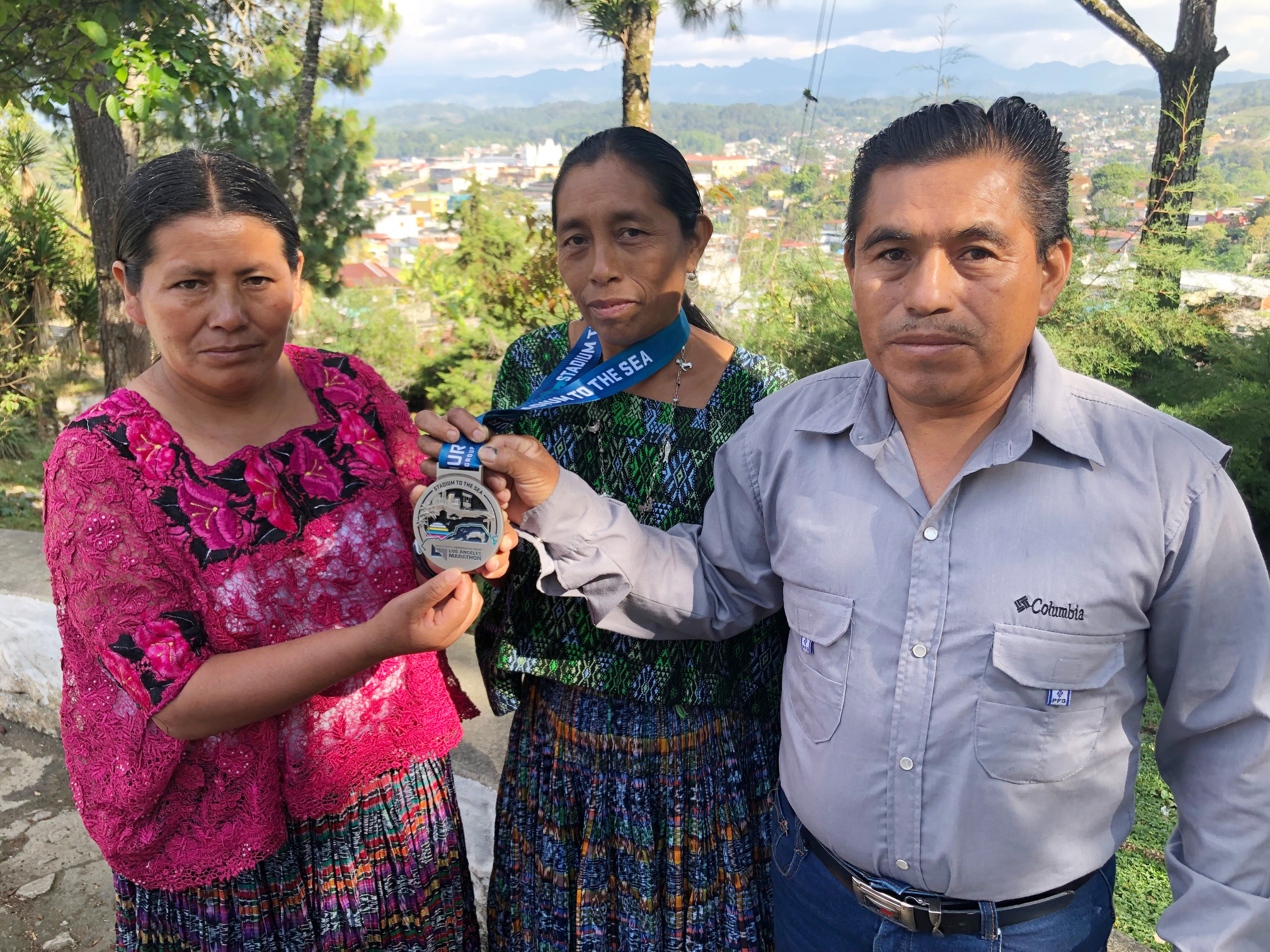 María del Carmen Tun Cho, acompañada de su esposo Juan Coc y su entrenadora Herlinda Xol. Ya se encuentra en Raxruhá. (Foto Prensa Libre: Eduardo Sam Chun)