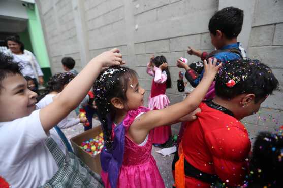 A los niños se les pidió que quebraran el cascarón en la mano y luego esparcieran la pica pica