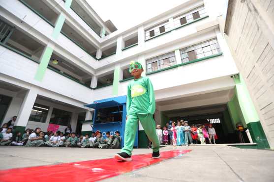 La pasarela de disfraces fue observada por los alumnos de primaria. 