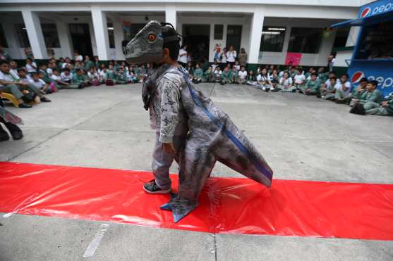 Un dinosaurio desfiló por la pasarela 