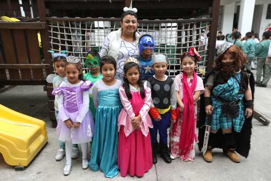 Los niños del Kinder posaron en grupo. 