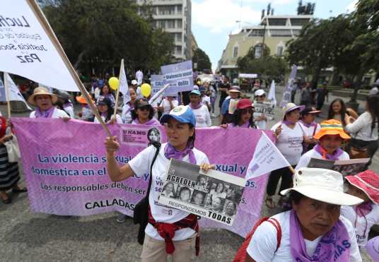 La movilización inició a las 10 de la mañana y terminó al medio día.  (Foto Prensa LIbre: Óscar Rivas) 