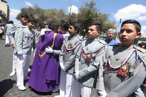 El Padre Manuel Chilin saluda a los estudiantes del colegio San  José de los Infantes quienes tuvieron el turno previo a llegar a Catedral Metropolitana