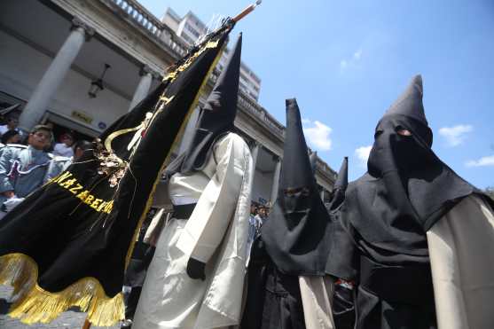 El escuadrón de Nazarenos portaba el viacrucis y estaban después de la Cruz Alta