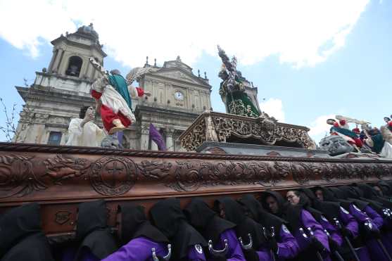 La Hermandad de Cruzados de Cristo llevó en hombros el turno de honor en Catedral