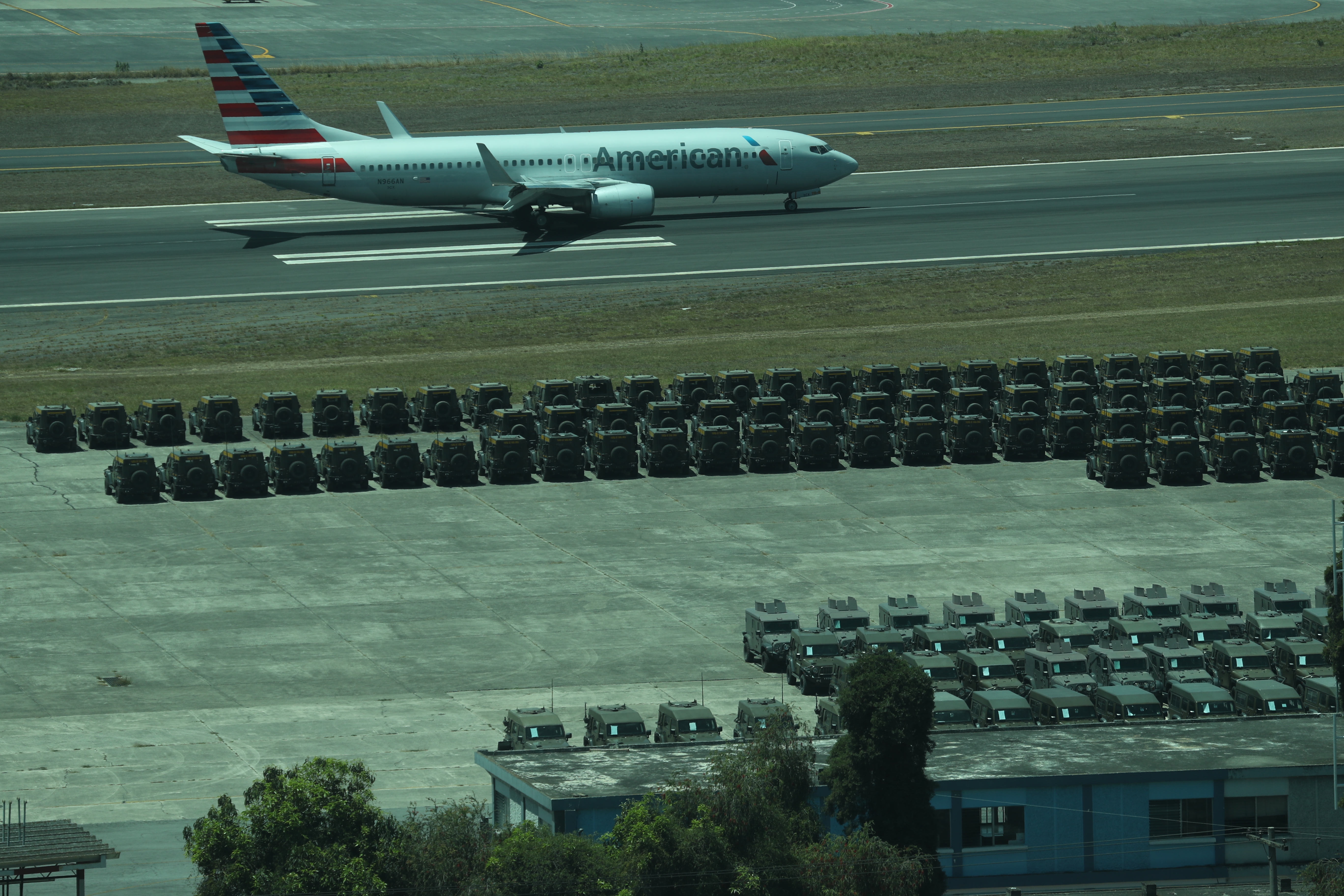 Los jeeps J8 que donó EE. UU. para tareas de combate al narcotráfico permanecen concentrados en la Fuerza Aérea Guatemalteca. (Foto Prensa Libre: Esbin García)