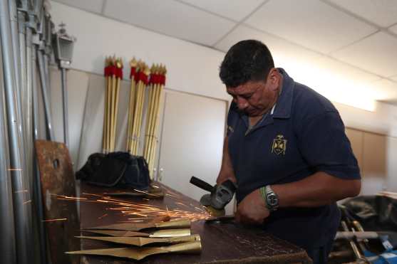 Las puntas de lanza son trabajadas cuidadosamente para que nadie sea lastimado por ellas 