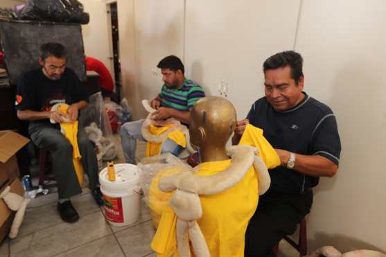 Las camisas también son llenadas con esponja para que la pechera no les moleste a quienes las portan 