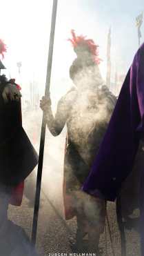 El solemne cortejo inicia en Jocotenango y llega a Antigua Guatemala, regresando a su iglesia al filo de la media noche. Foto Prensa Libre: Jurgen Wellmann 