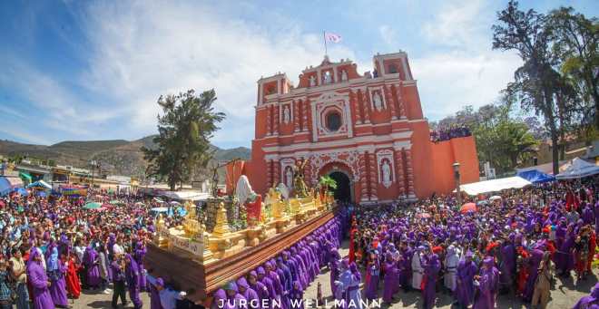 El cortejo dio inicio a las 11 de la mañana acompañado de cientos de devotos con túnicas moradas. Foto Prensa Libre: Jurgen Wellmann