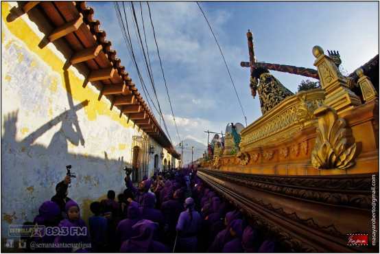 El cortejo llega a Antigua Guatemala por la tarde exponiendo la sombra de Jesús en las paredes. Foto Prensa Libre: Roberto Masaya 