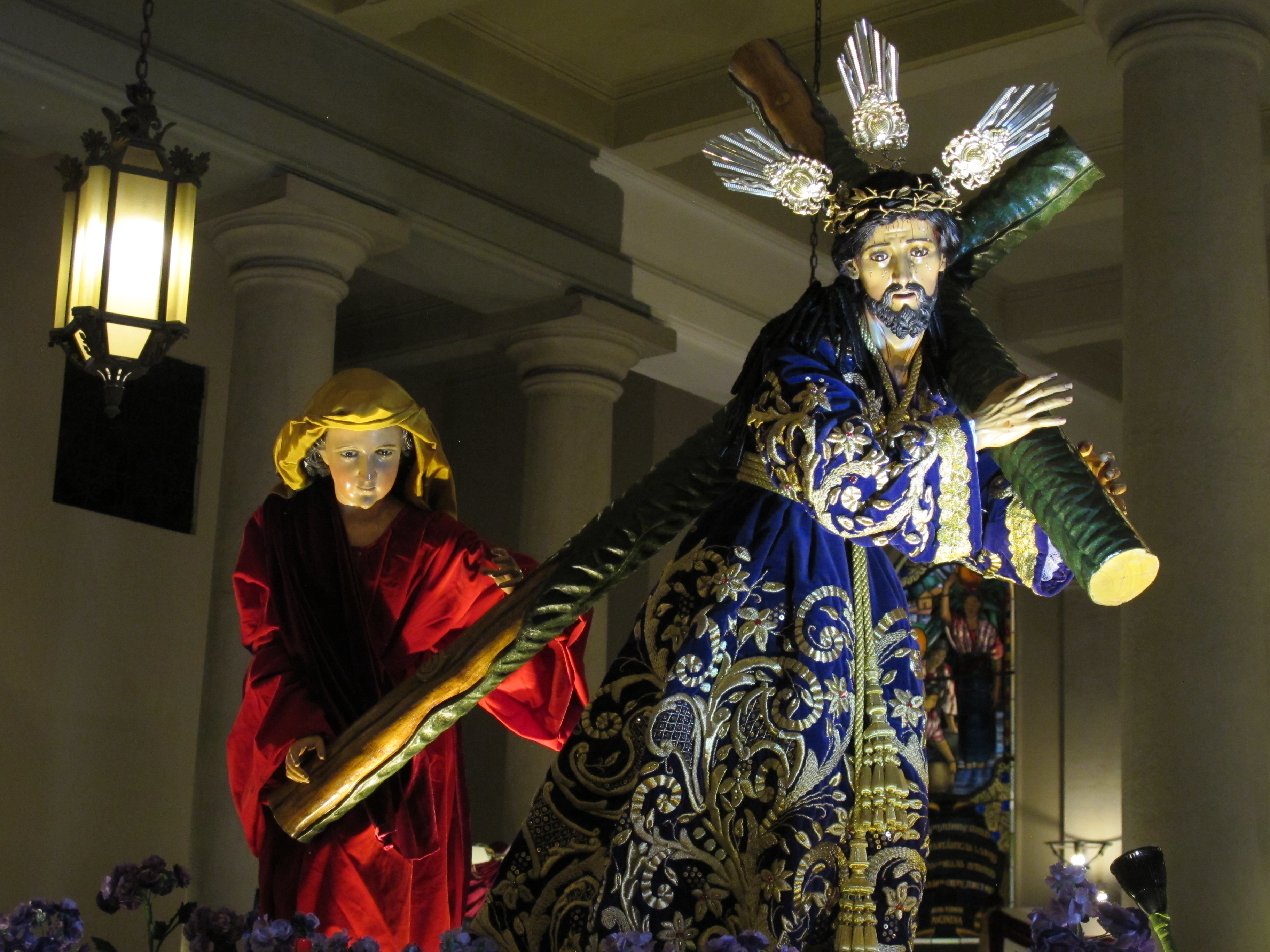 Réplica de la imagen de Jesús de las Tres Potencias, que se venera en la Parroquia Vieja, zona 6, y que es parte de la exposición en el Palacio Nacional de la Cultura. (Foto Prensa Libre, 
María René Gaytán).