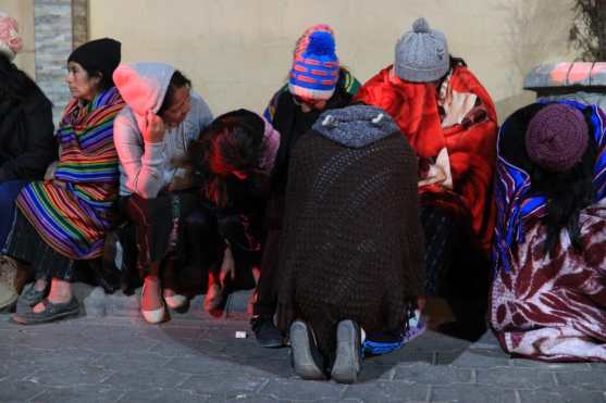 Varias personas esperaban afuera de la morgue improvisada y otras permanecen fuera de hospitales para obtener noticias de sus familiares. Foto Prensa Libre: Carlos Hernández Ovalle