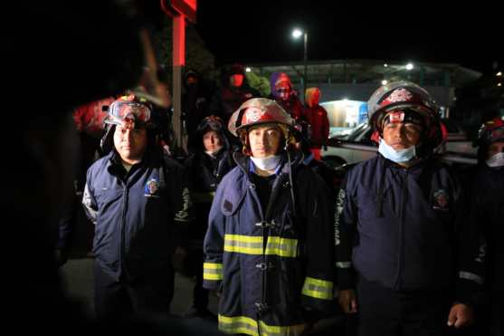 Bomberos hacen una valla para que las personas no puedan pasar al lugar donde estuvieron los fallecidos. Foto Prensa Libre: Carlos Hernández Ovalle