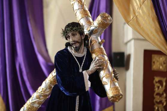 Jesús de la Indulgencia salió a las 18 horas y regresará al templo a las 22 horas. Foto Prensa Libre: Óscar Rivas