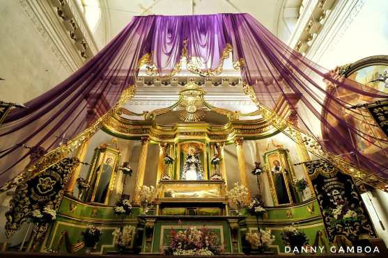 El altar de la iglesia Escuela de Cristo fue adornado con un cortinaje morado. Foto Prensa Libre: Danny Gamboa