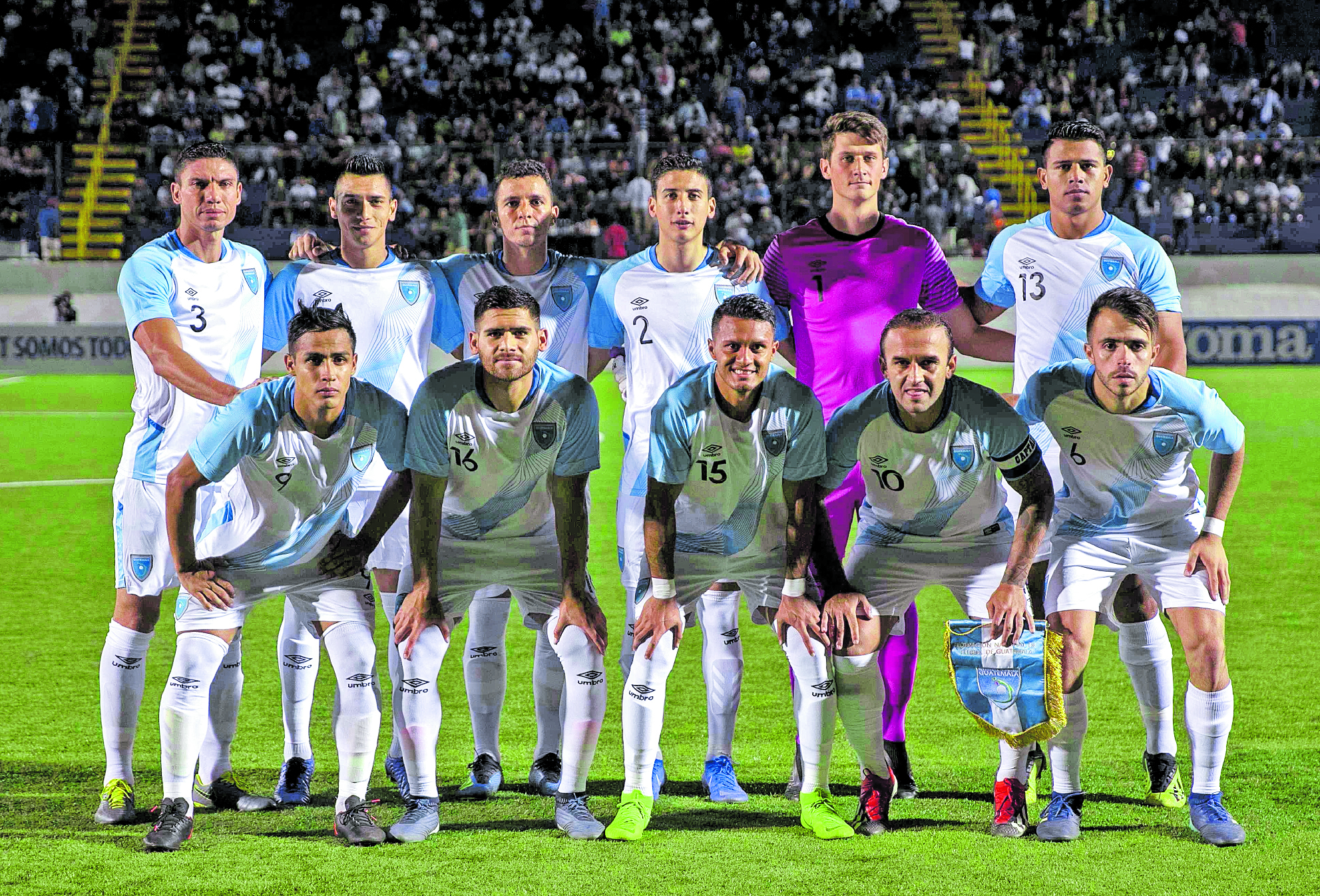 Los once iniciales de Guatemala posan durante los actos de protocolo, antes del inicio de un partido amistoso internacional entre Nicaragua y Guatemala. (Foto Prensa Libre: EFE)