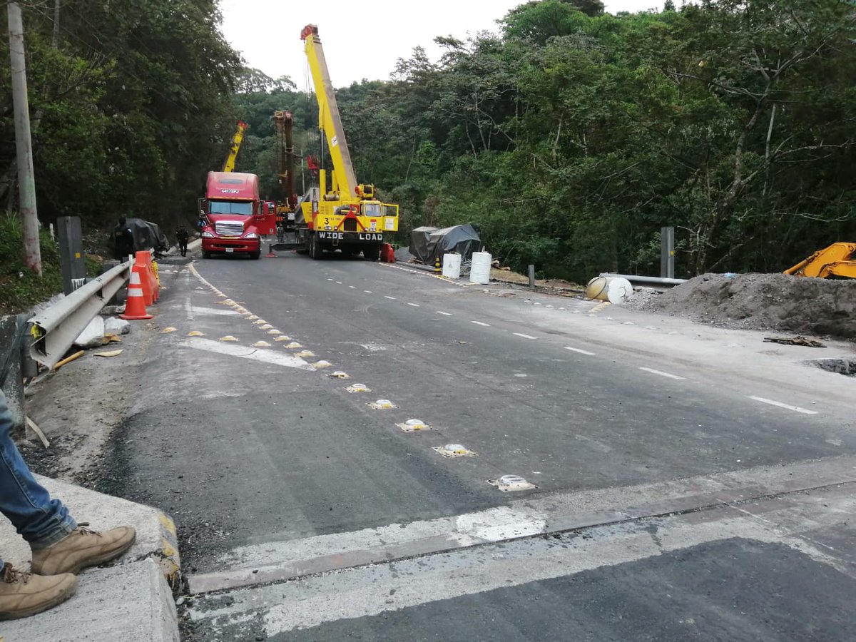 Maquinaria trabaja en el Puente Barranca Honda en la RN14. (Foto Prensa Libre: @COVIAL_CIV).

