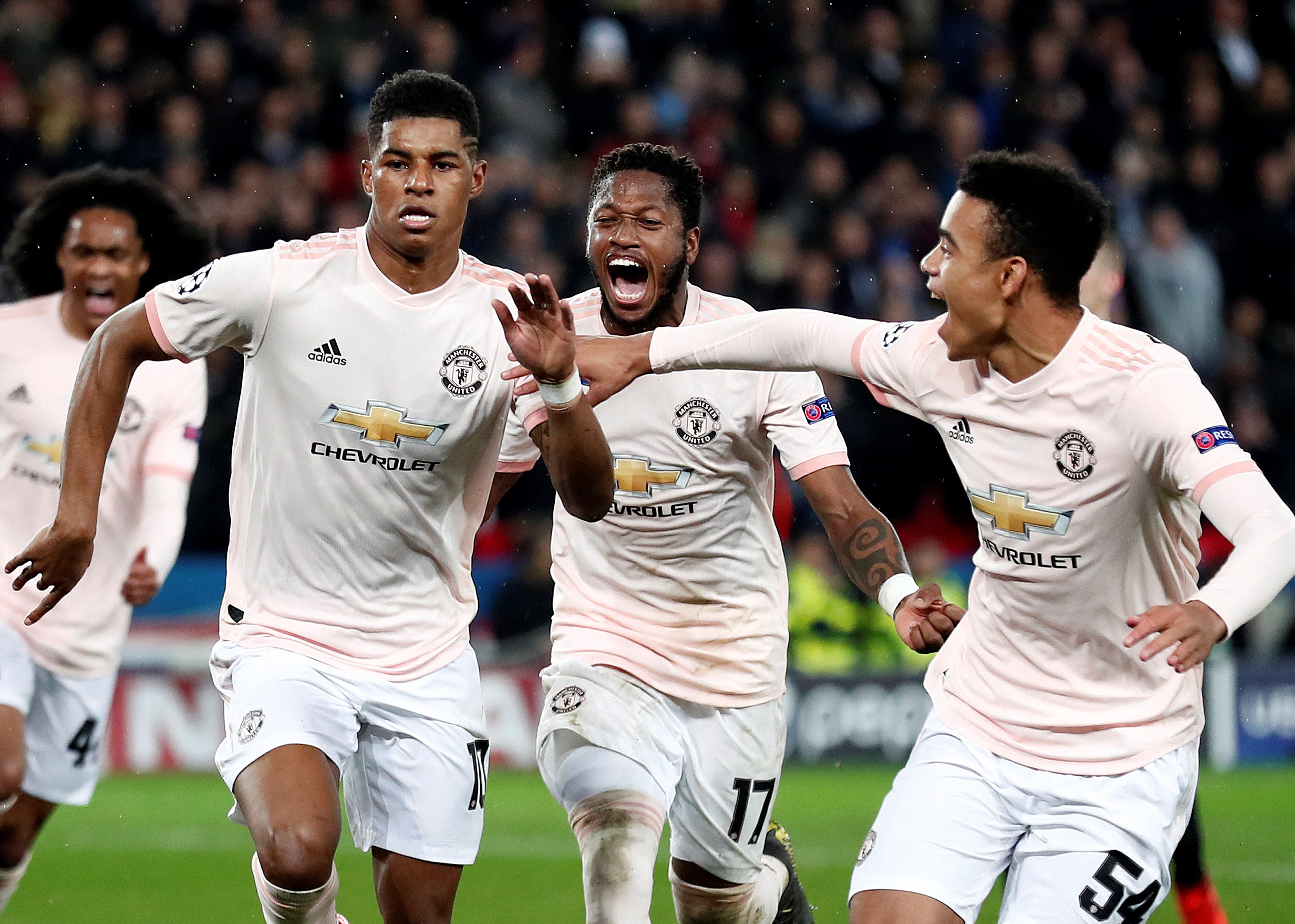 Marcus Rashford (i), Fred (c) y Mason Greenwood (d) de Manchester celebran el 3-1 este miércoles, en un partido de la Liga de Campeones entre París Saint Germain y Manchester United en el estadio Parque de los Príncipes en París. (Foto Prensa Libre: EFE)