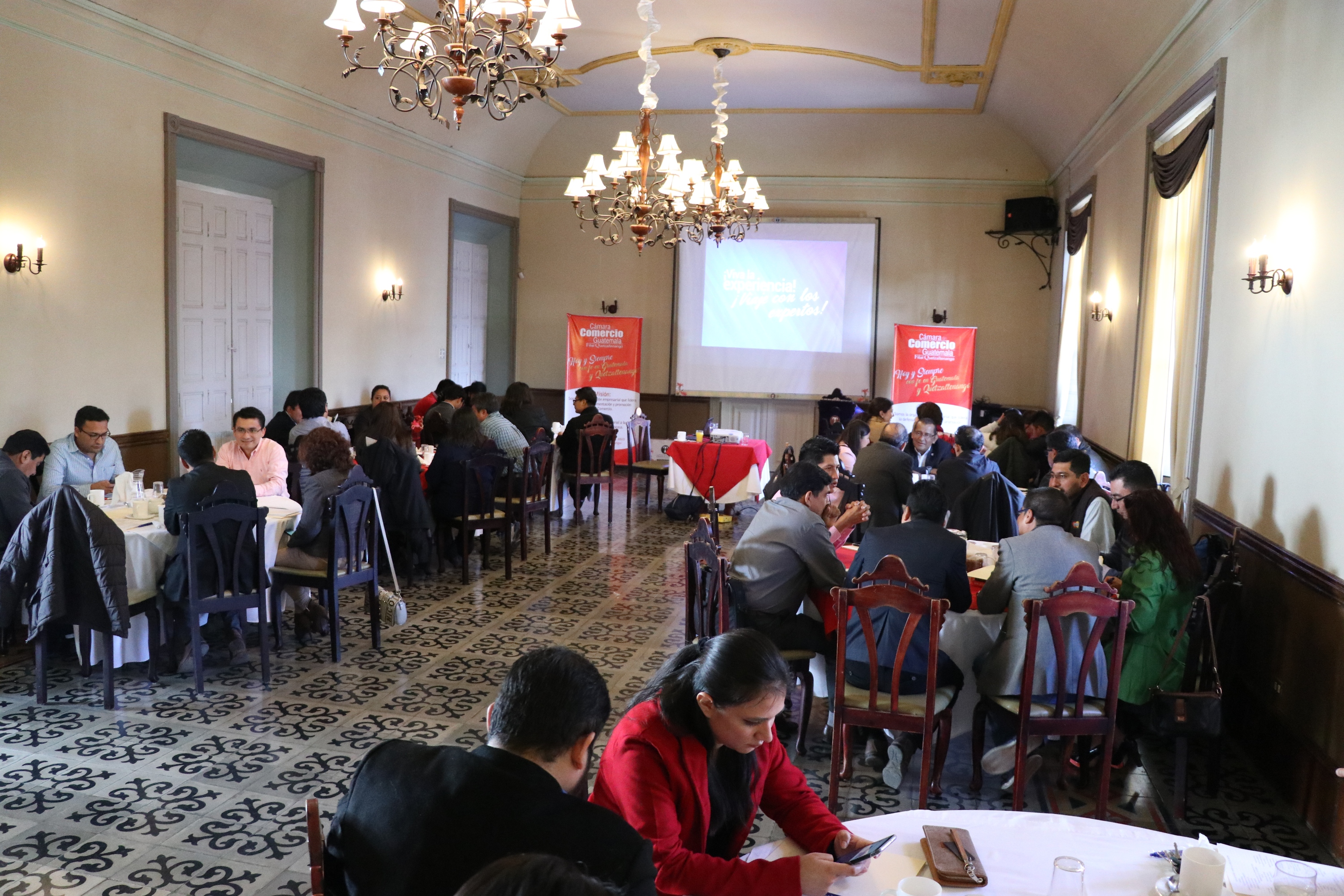 Decenas de empresarios quetzaltecos acudieron a un restaurante de la ciudad para informarse sobre la Feria Cantón en China. (Foto Prensa Libre: María Longo)